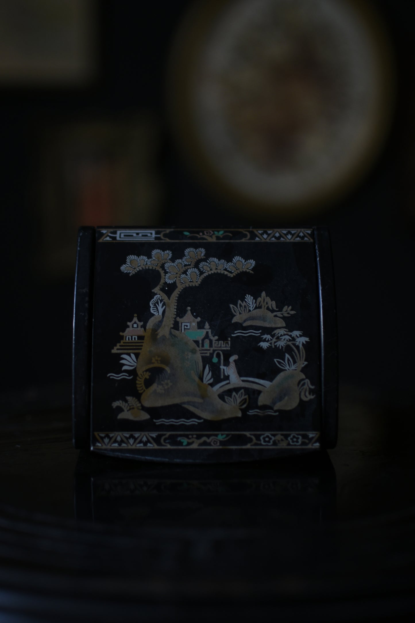 Laquered Chinosorie Trinket Box